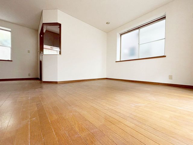 ���r���O ���邭���ꊴ�̂��郊�r���O�́A�i�`�������Ȉ�ۂł��B�ǂ�ȃC���e���A�Ƃ��������悭�A�I�Ԃ̂��y���݂ɂȂ�܂��ˁ�V���v���ȍ�肾����A�C���e���A�̔z�u�����R�Ɋy���߂܂��I�i�B�e���F2026.3.16�j