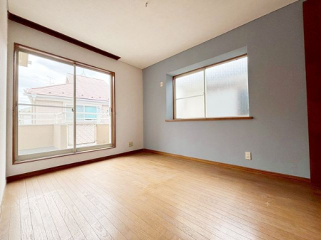 ���̑����� 2�ʍ̌��̂������Ȃ̂ŁA�z�̌������������荞�߂Ė��邢�����ł�������2�ʂ���̂ŊJ�����������ĕ��ʂ����ǍD�ł���|�J�|�J�̂����l�̌�����������C�����̗ǂ���Ԃł��i�B�e���F2026.3.16�j