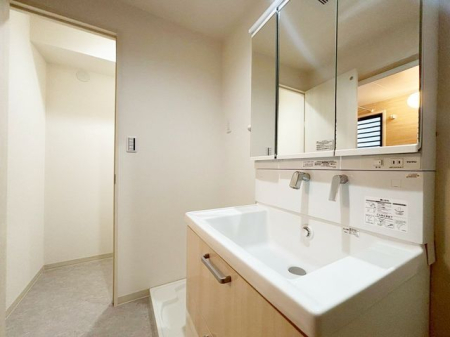 ���ʑ�E���ʏ� ���ʑ�Ɛ���@�u��E�E�߃X�y�[�X����������Ƃꂽ���ʎ��ł��B���[�̑������ʑ�Ȃ̂ŉƑ��F�l�̓��p�i������������[�o���܂���V�����[�w�b�h�t�Ŏg����������i�B�e���F2026.3.19�j