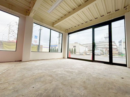 ���̑����� ���ԃX�y�[�X�Ƀ��t�H�[�����邱�Ƃ��ł���1�K�̃t���[�X�y�[�X�ł��􎋔F�����������n�Ȃ̂œX�܂Ƃ��Ă����p�\�ł���i�B�e���F2026.3.19�j