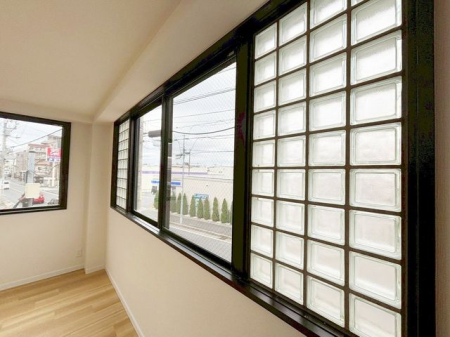 ���̑� �̌��ʂ����������Ղ�Ǝ��R�����������ރ��r���O�X�y�[�X�͂ƂĂ����S�n�̗ǂ���Ԃł��B���Ƒ����W�܂�������Ɖ߂�����u�e���̏�v�ɂȂ郊�r���O�𐥔񂲗�����������i�B�e���F2026.3.19�j