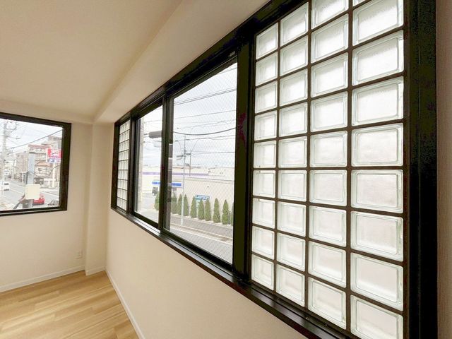 ���̑� �̌��ʂ����������Ղ�Ǝ��R�����������ރ��r���O�X�y�[�X�͂ƂĂ����S�n�̗ǂ���Ԃł��B���Ƒ����W�܂�������Ɖ߂�����u�e���̏�v�ɂȂ郊�r���O�𐥔񂲗�����������i�B�e���F2026.3.19�j