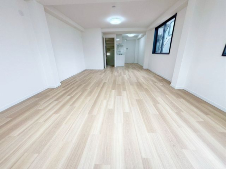 ���r���O ���邭���ꊴ�̂��郊�r���O�́A�i�`�������Ȉ�ۂł��B�ǂ�ȃC���e���A�Ƃ��������悭�A�I�Ԃ̂��y���݂ɂȂ�܂��ˁ�V���v���ȍ�肾����A�C���e���A�̔z�u�����R�Ɋy���߂܂��I�i�B�e���F2026.3.19�j