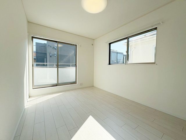 ���̑����� 2�ʍ̌��̂������Ȃ̂ŁA�z�̌������������荞�߂Ė��邢�����ł�������2�ʂ���̂ŊJ�����������ĕ��ʂ����ǍD�ł���|�J�|�J�̂����l�̌�����������C�����̗ǂ���Ԃł��i�B�e���F2026.3�j