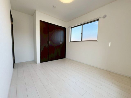 ���̑����� 2�ʍ̌��̂������Ȃ̂ŁA�z�̌������������荞�߂Ė��邢�����ł�������2�ʂ���̂ŊJ�����������ĕ��ʂ����ǍD�ł���|�J�|�J�̂����l�̌�����������C�����̗ǂ���Ԃł��i�B�e���F2026.3�j