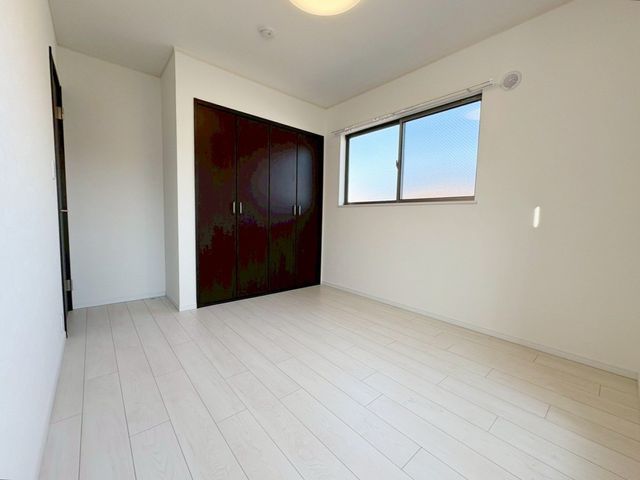 ���̑����� 2�ʍ̌��̂������Ȃ̂ŁA�z�̌������������荞�߂Ė��邢�����ł�������2�ʂ���̂ŊJ�����������ĕ��ʂ����ǍD�ł���|�J�|�J�̂����l�̌�����������C�����̗ǂ���Ԃł��i�B�e���F2026.3�j