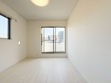 ���̑����� 2�ʍ̌��̂������Ȃ̂ŁA�z�̌������������荞�߂Ė��邢�����ł�������2�ʂ���̂ŊJ�����������ĕ��ʂ����ǍD�ł���|�J�|�J�̂����l�̌�����������C�����̗ǂ���Ԃł��i�B�e���F2026.3�j