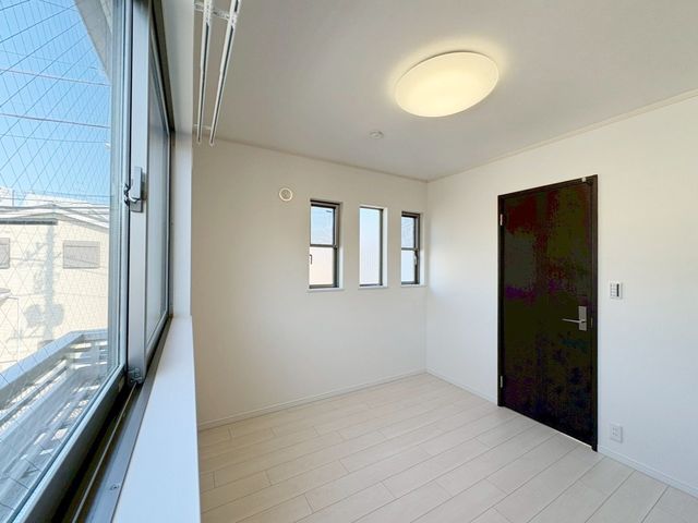 ���̑����� 2�ʍ̌��̂������Ȃ̂ŁA�z�̌������������荞�߂Ė��邢�����ł�������2�ʂ���̂ŊJ�����������ĕ��ʂ����ǍD�ł���|�J�|�J�̂����l�̌�����������C�����̗ǂ���Ԃł��i�B�e���F2026.3�j