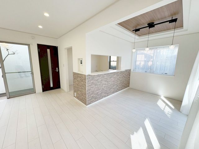 ���r���O ���邭���ꊴ�̂��郊�r���O�́A�i�`�������Ȉ�ۂł��B�ǂ�ȃC���e���A�Ƃ��������悭�A�I�Ԃ̂��y���݂ɂȂ�܂��ˁ�V���v���ȍ�肾����A�C���e���A�̔z�u�����R�Ɋy���߂܂��I�i�B�e���F2026.3�j