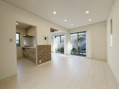 ���r���O �̌��ʂ����������Ղ�Ǝ��R�����������ރ��r���O�X�y�[�X�͂ƂĂ����S�n�̗ǂ���Ԃł��B���Ƒ����W�܂�������Ɖ߂�����u�e���̏�v�ɂȂ郊�r���O�𐥔񂲗�����������i�B�e���F2026.3�j