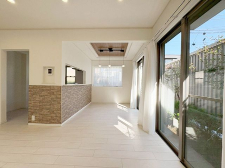 ���r���O ���邭���ꊴ�̂��郊�r���O�́A�i�`�������Ȉ�ۂł��B�ǂ�ȃC���e���A�Ƃ��������悭�A�I�Ԃ̂��y���݂ɂȂ�܂��ˁ�V���v���ȍ�肾����A�C���e���A�̔z�u�����R�Ɋy���߂܂��I�i�B�e���F2026.3�j