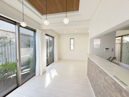 ���r���O �̌��ʂ����������Ղ�Ǝ��R�����������ރ��r���O�X�y�[�X�͂ƂĂ����S�n�̗ǂ���Ԃł��B���Ƒ����W�܂�������Ɖ߂�����u�e���̏�v�ɂȂ郊�r���O�𐥔񂲗�����������i�B�e���F2026.3�j