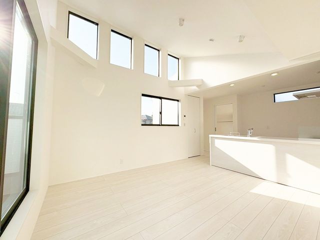 ���r���O �V���v���ŃX�^�C���b�V���ȃ��r���O�ł���Ƌ��C���e���A�̐F�A�f�ށA�f�U�C���ɓ��ꐫ���������邱�Ƃł������Ő������ꂽ��ԂɁ�ǂ�ȉƋ�𑵂��邩���N���N���܂��ˁ�i�B�e���F2026.3�j