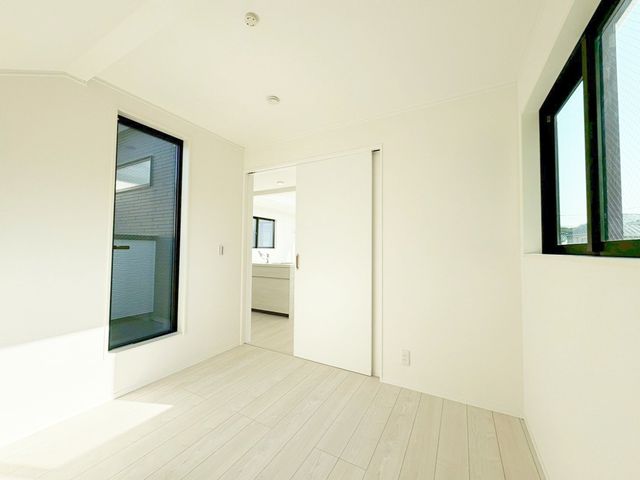 ���̑����� 2�ʍ̌��̂������Ȃ̂ŁA�z�̌������������荞�߂Ė��邢�����ł�������2�ʂ���̂ŊJ�����������ĕ��ʂ����ǍD�ł���|�J�|�J�̂����l�̌�����������C�����̗ǂ���Ԃł��i�B�e���F2026.3�j