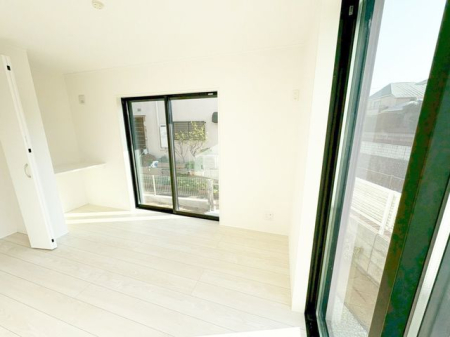 ���̑����� 2�ʍ̌��̂������Ȃ̂ŁA�z�̌������������荞�߂Ė��邢�����ł�������2�ʂ���̂ŊJ�����������ĕ��ʂ����ǍD�ł���|�J�|�J�̂����l�̌�����������C�����̗ǂ���Ԃł��i�B�e���F2026.3�j