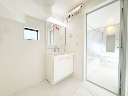 ���ʑ�E���ʏ� ���ʑ�Ɛ���@�u��E�E�߃X�y�[�X����������Ƃꂽ���ʎ��ł��B���[�̑������ʑ�Ȃ̂ŉƑ��F�l�̓��p�i������������[�o���܂���V�����[�w�b�h�t�Ŏg����������i�B�e���F2026.3�j