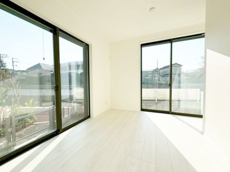 ���̑����� 2�ʍ̌��̂������Ȃ̂ŁA�z�̌������������荞�߂Ė��邢�����ł�������2�ʂ���̂ŊJ�����������ĕ��ʂ����ǍD�ł���|�J�|�J�̂����l�̌�����������C�����̗ǂ���Ԃł��i�B�e���F2026.3�j