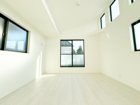 ���r���O 2�K���r���O�����炱���̌��z�V��I�����V��̂������ŋ�Ԃ����L���������܂��B�J����������A�O����̎������C�ɂȂ�Ȃ��A�S���炭�낰�郊�r���O�ł���i�B�e���F2026.3�j