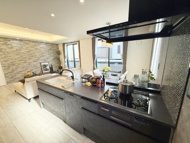 �L�b�`�� �J���I�ȃL�b�`���́A���r���O�S�̂����n������S���̂���݌v�I���������Ƒ��Ƃ̃R�~���j�P�[�V�������Ƃ�āA�����Ȃ��q�l�̂��邲�ƒ�ɂ����ꂵ���|�C���g��i�B�e���F2026.4.3�j