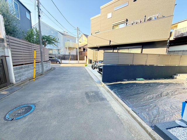 ���n�O�ώʐ^ �O�ʓ��H�͎Ԓʂ肪���Ȃ��r�C�K�X�⑛�����C�ɂ����������ƕ�点�܂��B���q�l�̒ʊw�����S���đ���o�����Ƃ��o���A���S���◎���������Z�����d��������Ƀs�b�^���ł���i�B�e���F2026.4.3�j