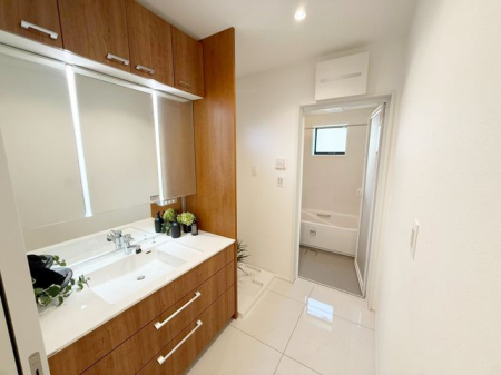 ���ʑ�E���ʏ� ���ʑ�Ɛ���@�u��E�E�߃X�y�[�X����������Ƃꂽ���ʎ��ł��B���[�̑������ʑ�Ȃ̂ŉƑ��F�l�̓��p�i������������[�o���܂���V�����[�w�b�h�t�Ŏg����������i�B�e���F2026.4.3�j