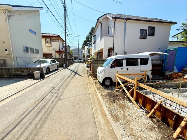 ���n�O�ώʐ^ �O�ʓ��H�͎Ԓʂ肪���Ȃ��r�C�K�X�⑛�����C�ɂ����������ƕ�点�܂��B���q�l�̒ʊw�����S���đ���o�����Ƃ��o���A���S���◎���������Z�����d��������Ƀs�b�^���ł���i�B�e���F2026.4.3�j