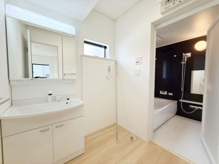 ���ʑ�E���ʏ� ���ʑ�Ɛ���@�u��E�E�߃X�y�[�X����������Ƃꂽ���ʎ��ł��B���[�̑������ʑ�Ȃ̂ŉƑ��F�l�̓��p�i������������[�o���܂���V�����[�w�b�h�t�Ŏg����������i�B�e���F2026.4.9�j