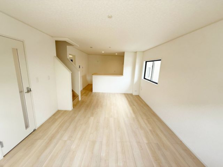 ���r���O ���邭���ꊴ�̂��郊�r���O�́A�i�`�������Ȉ�ۂł��B�ǂ�ȃC���e���A�Ƃ��������悭�A�I�Ԃ̂��y���݂ɂȂ�܂��ˁ�V���v���ȍ�肾����A�C���e���A�̔z�u�����R�Ɋy���߂܂��I�i�B�e���F2026.4.9�j