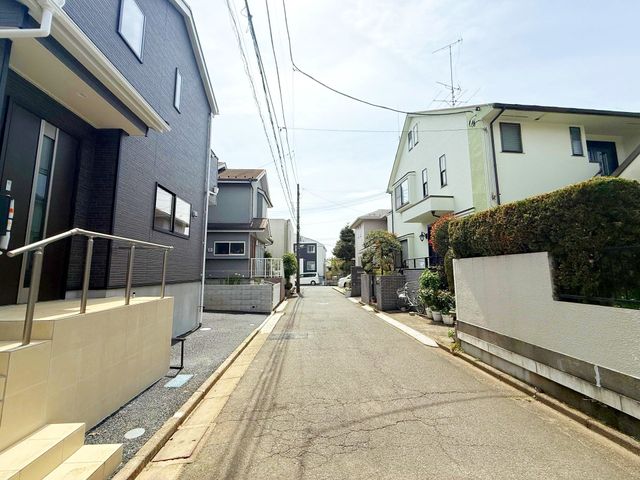 ���n�O�ώʐ^ �O�ʓ��H�͎Ԓʂ肪���Ȃ��r�C�K�X�⑛�����C�ɂ����������ƕ�点�܂��B���q�l�̒ʊw�����S���đ���o�����Ƃ��o���A���S���◎���������Z�����d��������Ƀs�b�^���ł���i�B�e���F2026.4.9�j