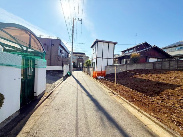 ���n�O�ώʐ^ �O�ʓ��H�͎Ԓʂ肪���Ȃ��r�C�K�X�⑛�����C�ɂ����������ƕ�点�܂��B���q�l�̒ʊw�����S���đ���o�����Ƃ��o���A���S���◎���������Z�����d��������Ƀs�b�^���ł���i�B�e���F2026.4.3�j