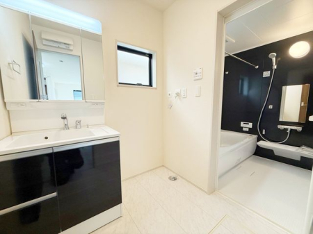 ���ʑ�E���ʏ� ���ʑ�Ɛ���@�u��E�E�߃X�y�[�X����������Ƃꂽ���ʎ��ł��B���[�̑������ʑ�Ȃ̂ŉƑ��F�l�̓��p�i������������[�o���܂���V�����[�w�b�h�t�Ŏg����������i�B�e���F2026.4.9�j