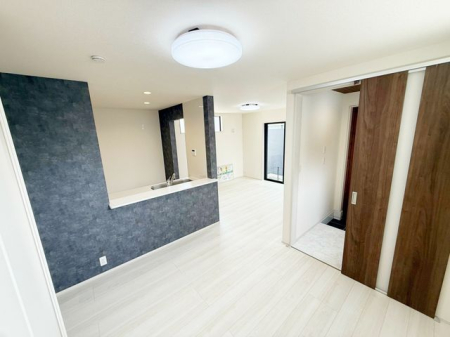 ���r���O ���邭���ꊴ�̂��郊�r���O�́A�i�`�������Ȉ�ۂł��B�ǂ�ȃC���e���A�Ƃ��������悭�A�I�Ԃ̂��y���݂ɂȂ�܂��ˁ�V���v���ȍ�肾����A�C���e���A�̔z�u�����R�Ɋy���߂܂��I�i�B�e���F2026.4.9�j