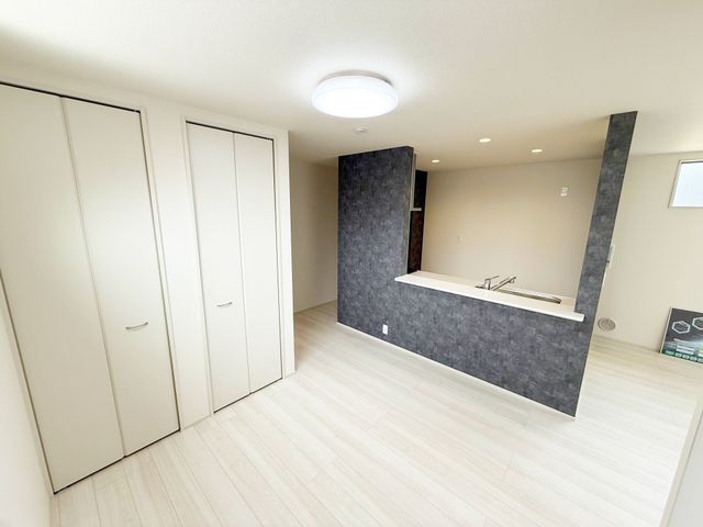 ���r���O �V���v���ŃX�^�C���b�V���ȃ��r���O�ł���Ƌ��C���e���A�̐F�A�f�ށA�f�U�C���ɓ��ꐫ���������邱�Ƃł������Ő������ꂽ��ԂɁ�ǂ�ȉƋ�𑵂��邩���N���N���܂��ˁ�i�B�e���F2026.4.9�j