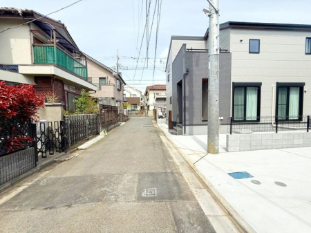 ���n�O�ώʐ^ �O�ʓ��H�͎Ԓʂ肪���Ȃ��r�C�K�X�⑛�����C�ɂ����������ƕ�点�܂��B���q�l�̒ʊw�����S���đ���o�����Ƃ��o���A���S���◎���������Z�����d��������Ƀs�b�^���ł���i�B�e���F2026.4.9�j