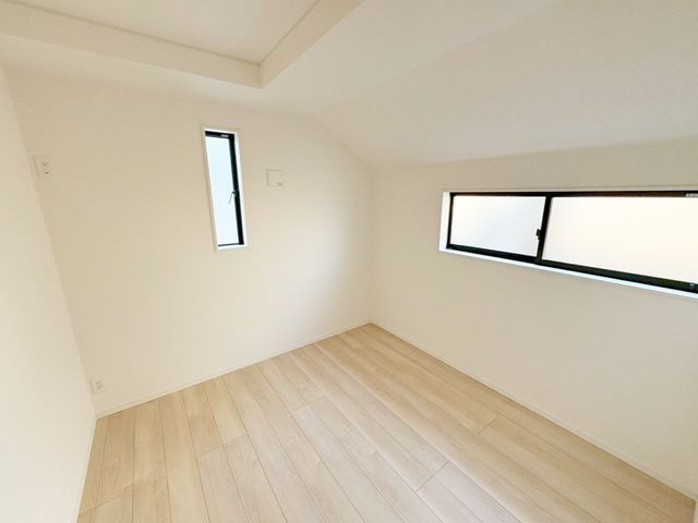 ���̑����� 2�ʍ̌��̂������Ȃ̂ŁA�z�̌������������荞�߂Ė��邢�����ł�������2�ʂ���̂ŊJ�����������ĕ��ʂ����ǍD�ł���|�J�|�J�̂����l�̌�����������C�����̗ǂ���Ԃł�