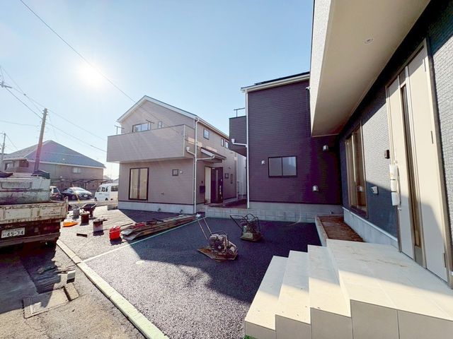 ���n�O�ώʐ^ �O�ʓ��H�͎Ԓʂ肪���Ȃ��r�C�K�X�⑛�����C�ɂ����������ƕ�点�܂��B���q�l�̒ʊw�����S���đ���o�����Ƃ��o���A���S���◎���������Z�����d��������Ƀs�b�^���ł���