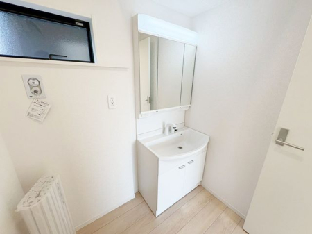 ���ʑ�E���ʏ� ���ʑ�Ɛ���@�u��E�E�߃X�y�[�X����������Ƃꂽ���ʎ��ł��B���[�̑������ʑ�Ȃ̂ŉƑ��F�l�̓��p�i������������[�o���܂���V�����[�w�b�h�t�Ŏg���������