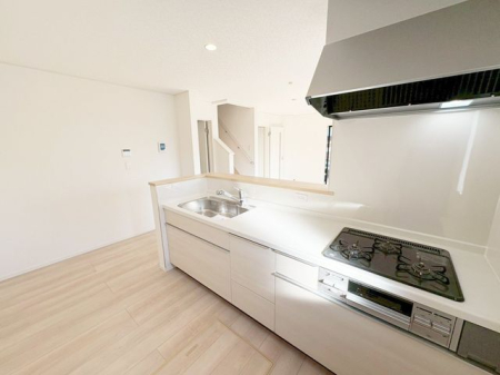 �L�b�`�� �J���I�ȃL�b�`���́A���r���O�S�̂����n������S���̂���݌v�I���������Ƒ��Ƃ̃R�~���j�P�[�V�������Ƃ�āA�����Ȃ��q�l�̂��邲�ƒ�ɂ����ꂵ���|�C���g��