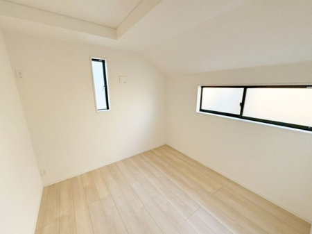 ���̑����� 2�ʍ̌��̂������Ȃ̂ŁA�z�̌������������荞�߂Ė��邢�����ł�������2�ʂ���̂ŊJ�����������ĕ��ʂ����ǍD�ł���|�J�|�J�̂����l�̌�����������C�����̗ǂ���Ԃł�