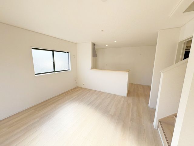 ���r���O ���邭���ꊴ�̂��郊�r���O�́A�i�`�������Ȉ�ۂł��B�ǂ�ȃC���e���A�Ƃ��������悭�A�I�Ԃ̂��y���݂ɂȂ�܂��ˁ�V���v���ȍ�肾����A�C���e���A�̔z�u�����R�Ɋy���߂܂��I