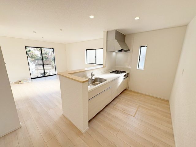 �L�b�`�� �J���I�ȃL�b�`���́A���r���O�S�̂����n������S���̂���݌v�I���������Ƒ��Ƃ̃R�~���j�P�[�V�������Ƃ�āA�����Ȃ��q�l�̂��邲�ƒ�ɂ����ꂵ���|�C���g��