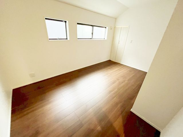 ���̑����� 2�ʍ̌��̂������Ȃ̂ŁA�z�̌������������荞�߂Ė��邢�����ł�������2�ʂ���̂ŊJ�����������ĕ��ʂ����ǍD�ł���|�J�|�J�̂����l�̌�����������C�����̗ǂ���Ԃł�