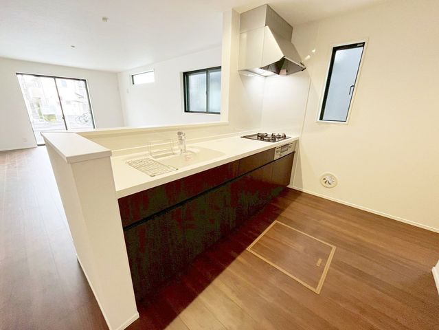 �L�b�`�� �J���I�ȃL�b�`���́A���r���O�S�̂����n������S���̂���݌v�I���������Ƒ��Ƃ̃R�~���j�P�[�V�������Ƃ�āA�����Ȃ��q�l�̂��邲�ƒ�ɂ����ꂵ���|�C���g��