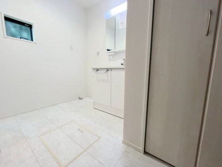 ���ʑ�E���ʏ� ���ʑ�Ɛ���@�u��E�E�߃X�y�[�X����������Ƃꂽ���ʎ��ł��B���[�̑������ʑ�Ȃ̂ŉƑ��F�l�̓��p�i������������[�o���܂���V�����[�w�b�h�t�Ŏg���������