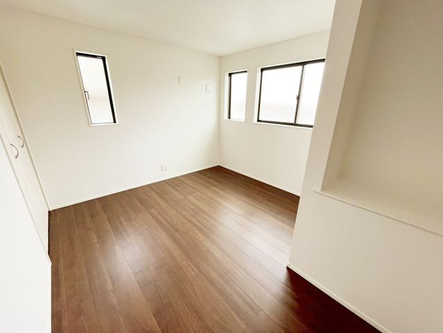 ���̑����� 2�ʍ̌��̂������Ȃ̂ŁA�z�̌������������荞�߂Ė��邢�����ł�������2�ʂ���̂ŊJ�����������ĕ��ʂ����ǍD�ł���|�J�|�J�̂����l�̌�����������C�����̗ǂ���Ԃł�