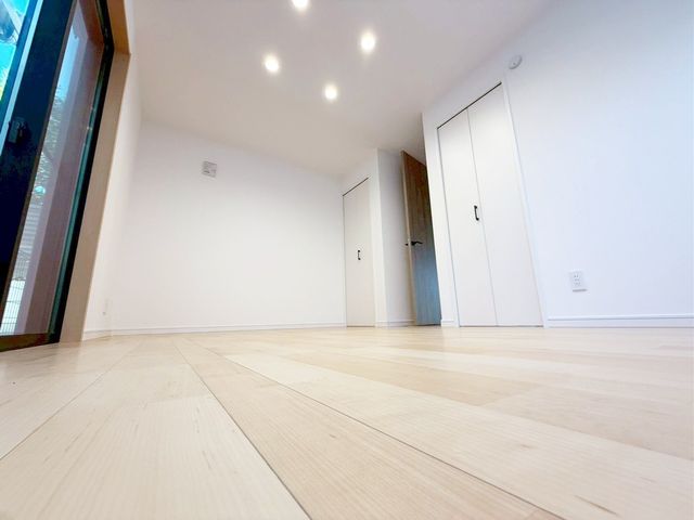 ���̑����� 2�ʍ̌��̂������Ȃ̂ŁA�z�̌������������荞�߂Ė��邢�����ł�������2�ʂ���̂ŊJ�����������ĕ��ʂ����ǍD�ł���|�J�|�J�̂����l�̌�����������C�����̗ǂ���Ԃł�