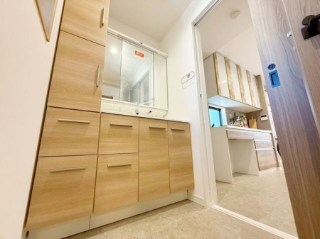 ���ʑ�E���ʏ� ���ʑ�Ɛ���@�u��E�E�߃X�y�[�X����������Ƃꂽ���ʎ��ł��B���[�̑������ʑ�Ȃ̂ŉƑ��F�l�̓��p�i������������[�o���܂���V�����[�w�b�h�t�Ŏg���������