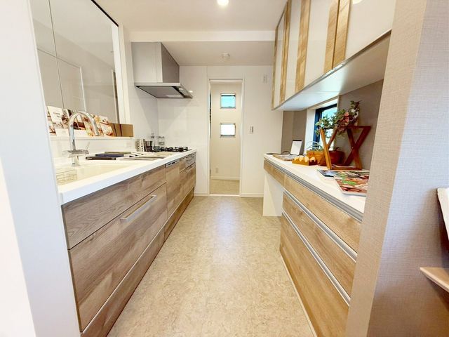 �L�b�`�� �J���I�ȃL�b�`���́A���r���O�S�̂����n������S���̂���݌v�I���������Ƒ��Ƃ̃R�~���j�P�[�V�������Ƃ�āA�����Ȃ��q�l�̂��邲�ƒ�ɂ����ꂵ���|�C���g��