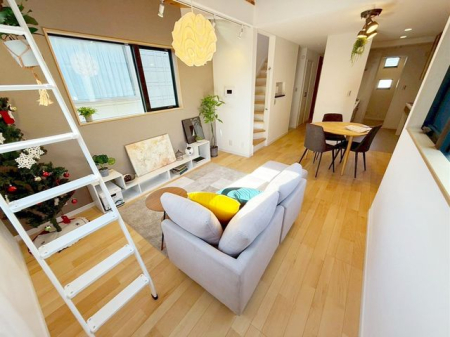 ���r���O �V���v���ŃX�^�C���b�V���ȃ��r���O�ł���Ƌ��C���e���A�̐F�A�f�ށA�f�U�C���ɓ��ꐫ���������邱�Ƃł������Ő������ꂽ��ԂɁ�ǂ�ȉƋ�𑵂��邩���N���N���܂��ˁ�