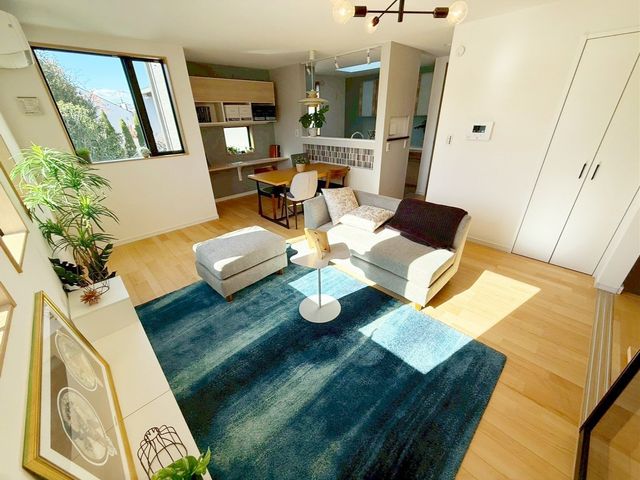 ���r���O �̌��ʂ����������Ղ�Ǝ��R�����������ރ��r���O�X�y�[�X�͂ƂĂ����S�n�̗ǂ���Ԃł��B���Ƒ����W�܂�������Ɖ߂�����u�e���̏�v�ɂȂ郊�r���O�𐥔񂲗�����������